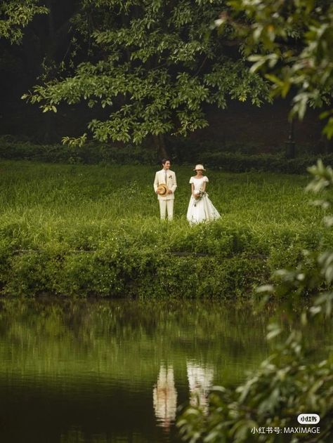 Prenup Aesthetic, Outdoor Prewedding Ideas, Aesthetic Prewedding, Prenup Poses, Wedding Photoshoot Props, Pre Wedding Photoshoot Outdoor, Couple Poses Reference, Ethereal Aesthetic, Fotografi Vintage