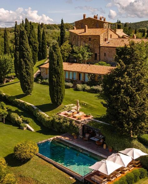 Wedding Venues in Tuscany | Beautiful Places, Villas to Get Married in Italy | Luxury Wedding Locations Toscana Architecture, بيوت ملكية, Vineyard Home, Tuscany Wedding Venue, Modern Mediterranean Home, Tuscany House, Villa Toscana, Italy House, Italy Villa