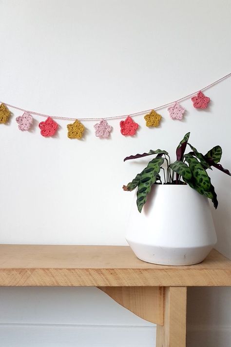 Ce DIY de la guirlande d’étoiles en crochet est assez facile, et rapide à crocheter. Il est parfait si vous avez envie de profiter d’un petit moment de calme pour crocheter un peu 😉 Crochet Bunting, Diy Crochet, Bunting, Crochet Projects, Decoupage, Sewing, Crochet