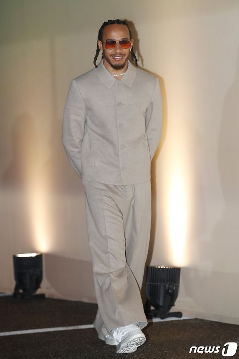 Lewis Hamilton Outfit, Lewis Hamilton Aesthetic, Glow Tips, Hamilton Outfits, Fancy Brunch, Husband Clothes, Outfit Informal, Clothes Matching, Classy Outfits Men