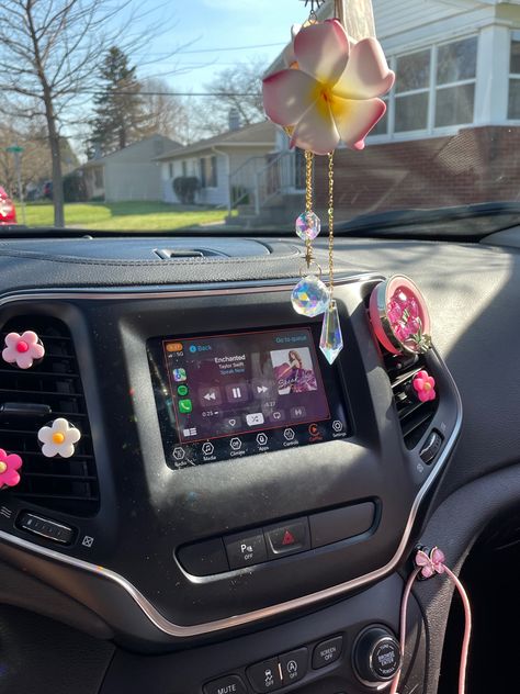 In Car Decorations, Charger Car Aesthetic, Inside Jeep Decorations, Classy Car Decorations Interior, Car Interior Decor Inspiration, Decorated Car Aesthetic, Car Decor For Women, Car Decorations Interior Taylor Swift, Car Dashboard Decor Aesthetic