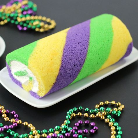 Fluffy White Frosting, Mardi Gras Cake, King Cake Recipe, Striped Cake, Mardi Gras King Cake, Mardi Gras Food, Mardi Gras Decorations, Mardi Gras Party, White Cake Mixes