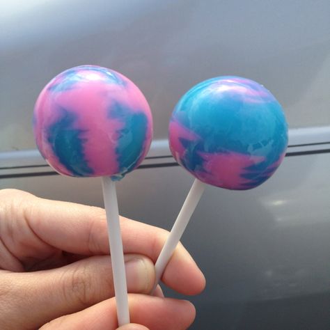 Cotton candy Lolly pops from original gourmet get these all the time they taste wonderful!!!!=) Cotton Candy Lollipops, Blue Candy Aesthetic, Spike Cosplay, Loly Pop, Bubble Gum Ice Cream, Blow Pops, Blue Cotton Candy, Diy Drinks, Candy Pop