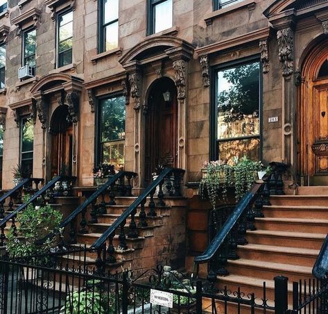 Nyc Brownstone, Brownstone Homes, New York Brownstone, Nyc Townhouse, San Myshuno, Townhouse Exterior, Townhouse Interior, Apartment Exterior, Brooklyn Brownstone