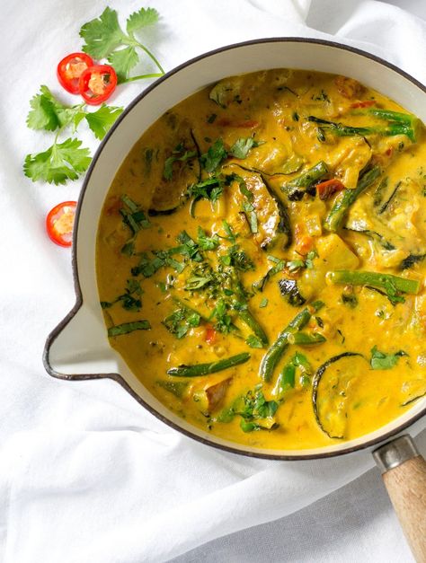 This creamy zucchini curry (courgette curry) is delicately spiced but packed with flavour. A great way to use up a glut of zucchini/courgettes. #Vegan #TheVegSpace Corriander Recipes, Zucchini Recipes Indian, Vegetable Curries, Vegetable Curry Recipes, Creamy Zucchini, Tofu Curry, Veg Curry, Vegan Zucchini, Vegan Curry