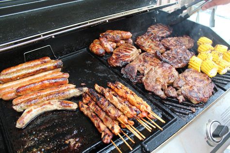 Australian Food Preparation Australian Bbq, Australia Party, Easy Bbq Recipes, Bbq Party Food, Man Vs Food, Fresh Off The Boat, Ground Beef Pasta, Easter Lunch, Bbq Pizza