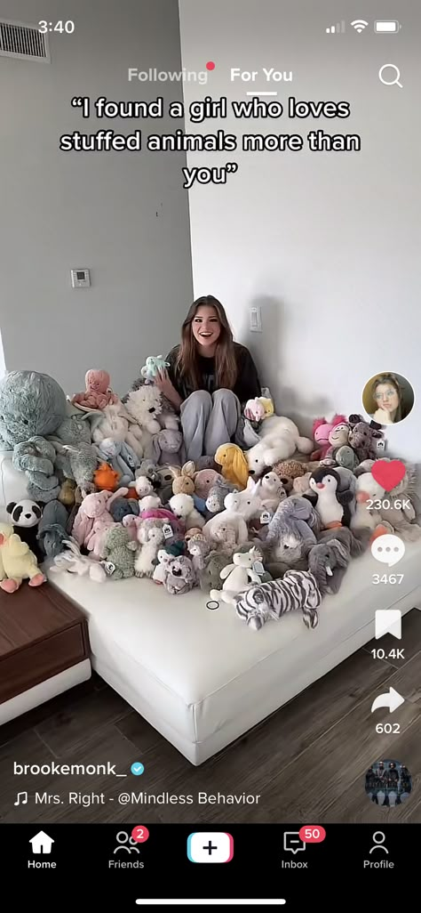 Stuff Animal Collection, Jellycat Display Ideas, Jellycat Collection Display, Jellycat Stuffed Animals Aesthetic, Jellycat Display Bedroom, Jellycat Storage, Jelly Cat Stuffed Animals, Stuffed Animal Collection, Jelly Cat