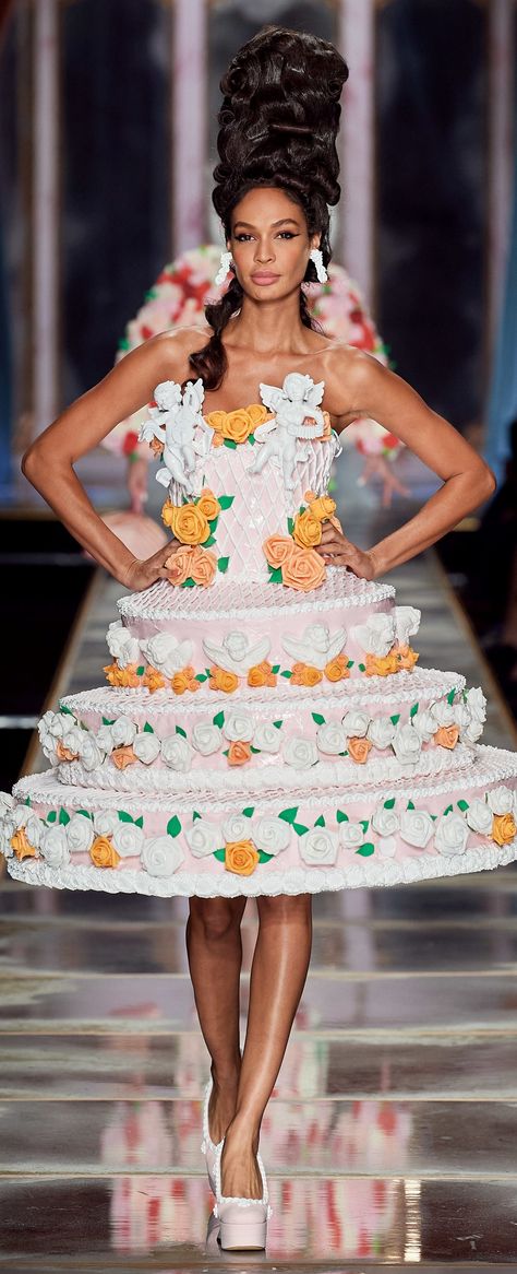 Moschino Cake, Hollywood Style Bedroom, Avant Garde Outfit, Cake Dress, Old Hollywood Style, 2020 Runway, Chinoiserie Chic, Iconic Dresses, Dress Cake