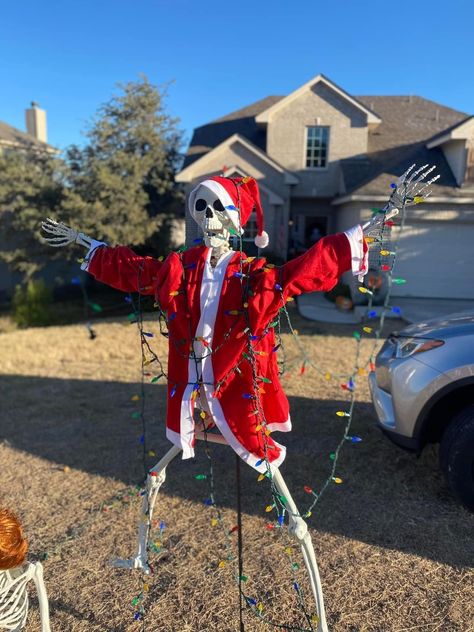 Christmas Skeleton Decorations Outdoor, Skeleton Christmas Decor, Funny Christmas Outdoor Decorations, Christmas Skeleton Ideas, Skeleton Christmas Decorations, Christmas Skeleton Decorations, Yard Skeletons, Skelly Ideas, Skeleton Decorations Outdoor