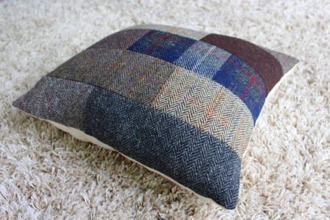 DIY Harris tweed cushion patchwork Last Minute Diy Christmas Gifts, Cushion Patchwork, Handmade Gift Ideas, Diy Gifts For Boyfriend, Leather Notebook, Boyfriend Anniversary Gifts, Diy Pillows, Diy Tutorials, Harris Tweed