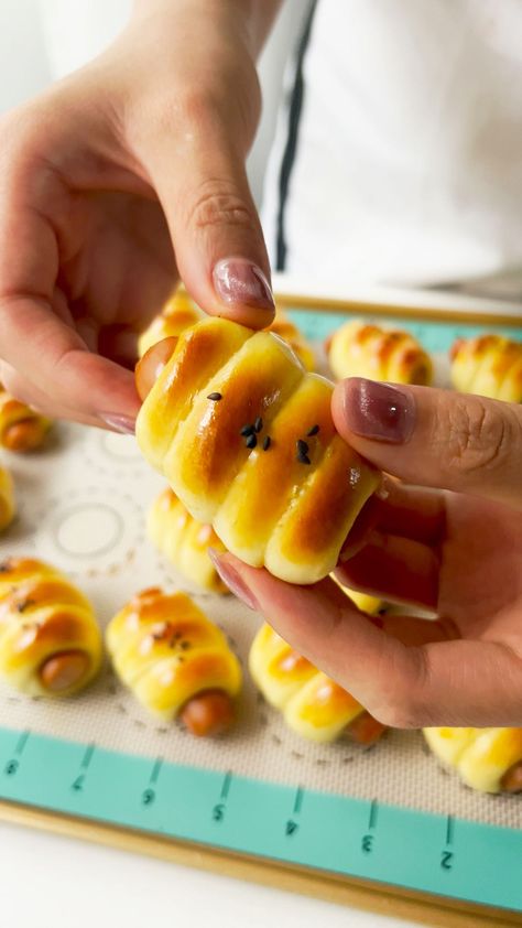 Hot Dog Bread Rolls Hot Dog Bread, Soft Milk Bread, Soft Fluffy Bread, Hot Dog Rolls, Mini Hot Dogs, Yummy Bread, Fluffy Bread, Strawberry Mochi, Dog Bread