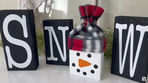 If you have been looking for some simple DIY Christmas decor, today is your lucky day. I want to tell you about some DIY Christmas wood crafts that are easy to make. Diy Christmas Wood Crafts, Different Christmas Trees, Christmas Diy Wood, Painted Wooden Signs, Diy Christmas Decor, Stencil Vinyl, Christmas Tree Painting, Christmas On A Budget, Candy Cane Stripes