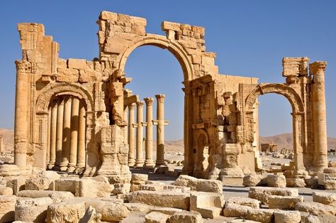 Palmera, Syria. I hope this amazing archeological site does not get destroyed. It is a treasure - we all know what happened to the Buddahs. What a shame! Palmyra Syria, Archeological Sites, Sacred Groves, Empire Romain, Architecture Landmark, Islamic Posters, Historic Places, Ancient Architecture, Ancient Ruins