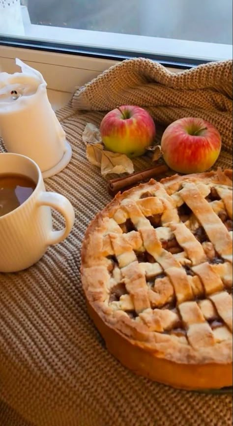 Apple Pie Fall Aesthetic, Fall Apples Aesthetic, Apple Tart Aesthetic, Caramel Apples Aesthetic, Apple Core Aesthetic, October Aesthetic Month, Autumn Baking Aesthetic, Applecore Aesthetic, Aesthetic Apple Pie