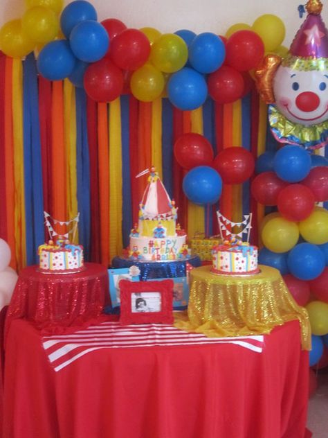 Love the backdrop! Easily made from crepe paper amd balloons.Circus Party #circus #party Easy Carnival Decorations, Clown Decor, Circus Birthday Party Ideas, Carnival Parties, Birthday Carnival, Carnival Ideas, Circus Carnival Party, Clown Party, Carnival Circus