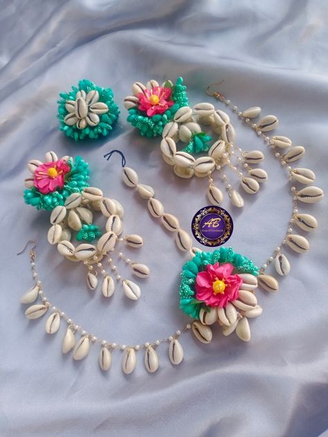 Kodi Jewellery, Kori Jewellery, Jewelry For Haldi, Haldi Platter, Businesses Ideas, Flowers Jewellery, Destiny Quotes, Cowrie Shell Earrings, Diy Crafts Earrings