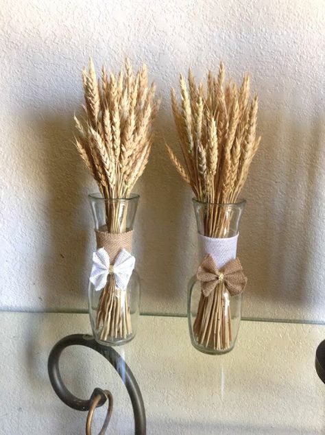 Arreglos de mesa usando espigas de trigo Diy Vases Ideas, Communion Centerpieces, Diy Vases, Vases Ideas, Holy Communion Party, First Communion Decorations, Communion Decorations, Diy Wedding Table, First Communion Party