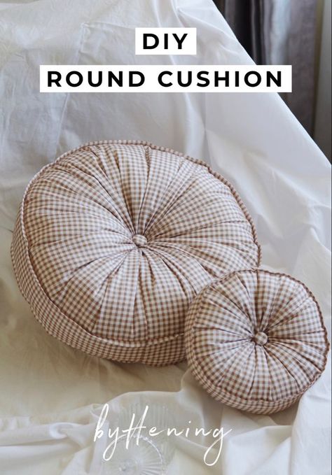 Diy Chair Cushions, Decorating My Room, Home And Family Crafts, Cushion Diy, Round Cushions, Diy Pillow Covers, Diy Fabric Crafts, Pillow Projects, Fabric Sewing Patterns