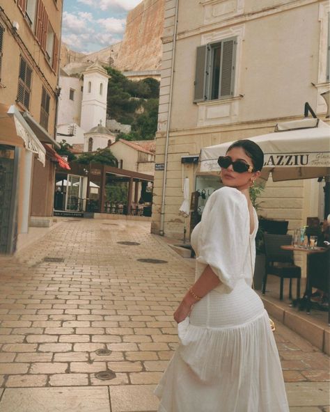 Kylie Jenner White Dress, Kylie Jenner Dress, Kendall Jenner Body, Kendall Jenner Modeling, Kim K Style, Kylie Jenner Outfits, Kardashian Kollection, Italy Outfits, King Kylie