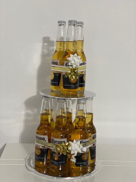 Beer Bottle Gift Ideas, Guy Birthday Party Decorations, Beer Tower Cake, 40th Birthday Gifts Diy, Beer Cake Tower, Beer Bottle Cake, Birthday Beer Cake, Alcohol Cake, Cake Basket