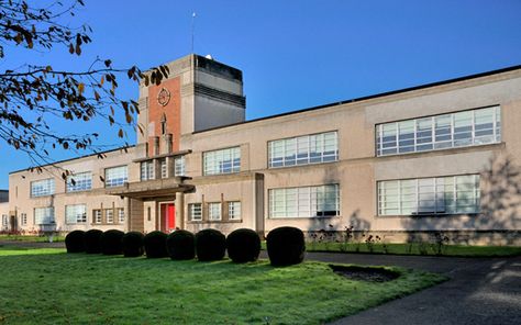 Something a little different. The 1930s, B-listed art deco Kelso High School is for sale in Kelso, Scottish Borders. Substantial and plenty of wonderful detailing. Art Deco Exterior, Unusual Homes, Z Arts, 1930s Art Deco, Borders, Art Deco Fashion, High School, Art Deco, Wonder