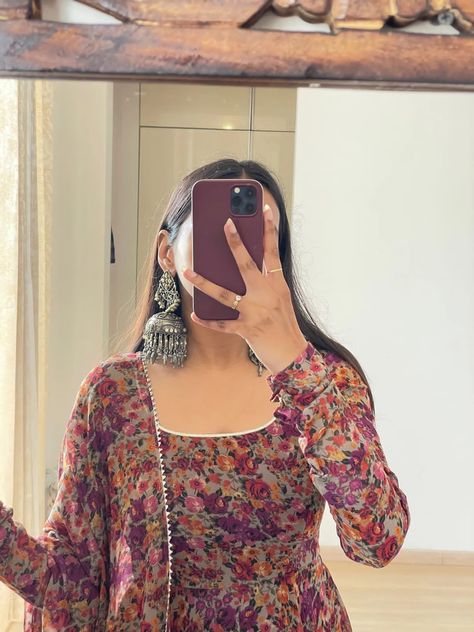 Smart Casual Dress, Eid Outfit, Anarkali Dress Pattern, Simple Kurta Designs, Pakistani Fashion Casual, Casual Indian Fashion, Long Kurti Designs, Casual College Outfits, Desi Fashion Casual