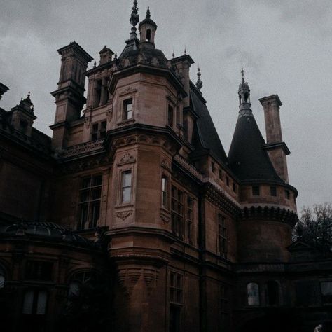 This Pin was discovered by Lou : ). Discover (and save!) your own Pins on Pinterest. Dark Academia Castle, Dark Academy Aesthetic, Stile Harry Potter, Royal Core, Dark Acadamia, Aesthetic Dark Academia, Royal Aesthetic, Dark Academia Aesthetic, The Secret History