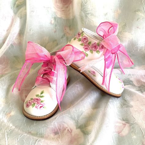 Painted Baby Shoes, Easter Garlands, Shoes Coquette, Easter Shoes, Luxury Easter, Painted Shoes Diy, Custom Baby Gifts, Flower Shoes, Toddler Girl Shoes