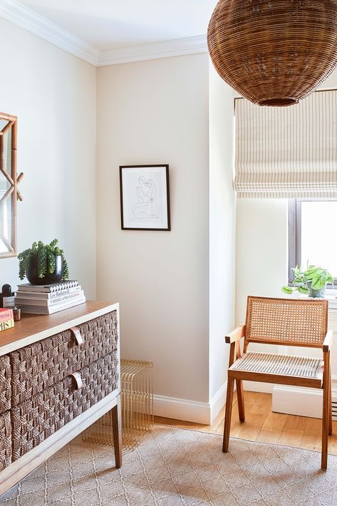 Interior Designer Ariel Okin Proves That White Walls Are Anything But Boring Schoolhouse White, School House White, Florida Bungalow, Cream Paint Colors, Flat Roman Shade, House White, Woven Decor, Farrow And Ball, Best Paint Colors