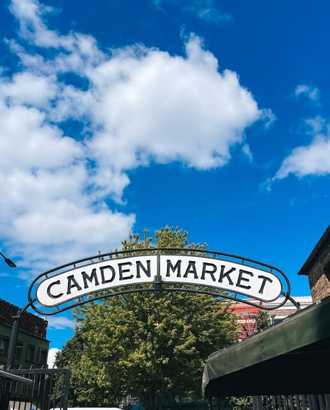 📍Camden Market, London 🇬🇧✨ Einer meiner Lieblingsplätze in London ist definitiv der Camden Market. Ich mag die Ecke in London, diese besonderen Shops, den Trubel und den Vibe und der Höhepunkt dessen ist definitiv der Markt, auf dem ihr von Vintage Klamotten über besondere Funde und leckeres, internationales Food alles findet. 🫶🏼 In meinen vier Monaten damals war ich bestimmt 8x hier. 😅 Seitdem hat sich auf jeden Fall einiges gewandelt und verändert - und irgendwie auch nicht. Fest steht, d... Camden Market London, Camden Market, Camden Markets, Market Sign, Reign, In London, London, Instagram