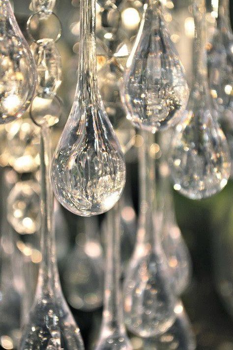 * Crystal Chandeliers, Dew Drops, Water Glass, Water Droplets, Prisms, Rain Drops, Macro Photography, White Christmas, Bling Bling