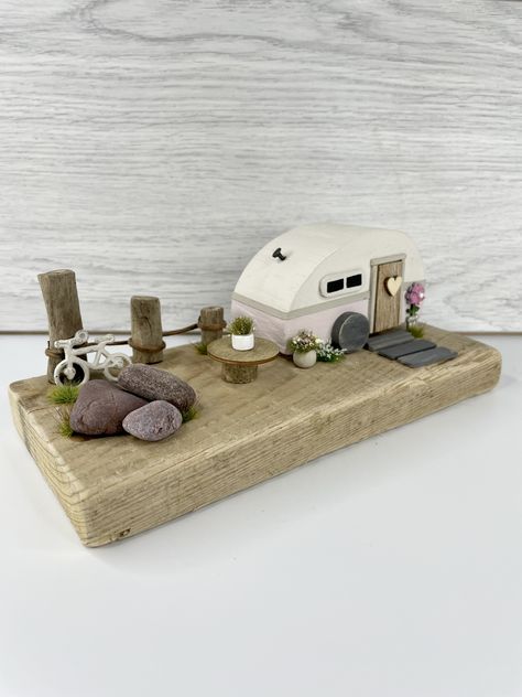 Caravan Art Studio, Caravan Craft Ideas, Caravan Art, Wooden Caravan Craft, Driftwood Village, Beach Huts Art Handmade, Caravan Gifts, Beach Huts Art, Trotwood Camper Vintage