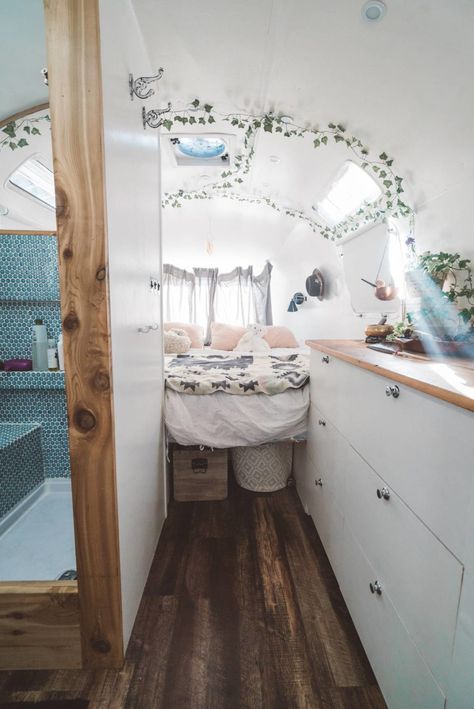 Camper Van Remodel, Airstream Bedroom, Van Remodel, Decorate My Room, Caravan Vintage, Diy Campervan, Airstream Interior, Bus Living, Kombi Home