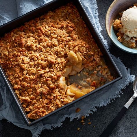 Classic apple crisp with oats - Chatelaine Apple Crisp No Oats, Savory Apple Recipes, Apple Crumble Recipe, Fruit Crumble, Caramel Apple Cheesecake, Apple Cheesecake, Fruit Crisp, Crumble Recipe, Apple Crisp Recipes