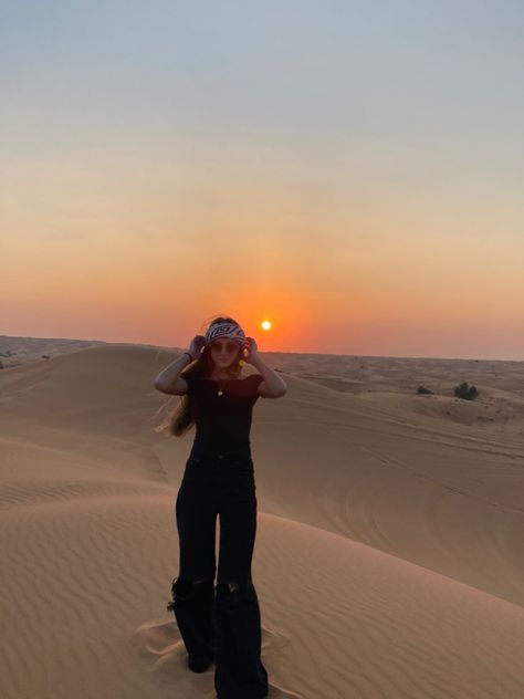 Desert Pics Instagram, Wadi Rum Outfit, Desert Photoshoot Outfit, Dubai Picture Ideas, Huacachina Peru, Desert Photoshoot Ideas, Egypt Girls, Desert Outfit, Quad Biking