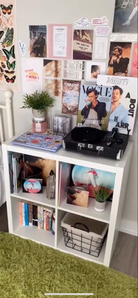 Harry Styles Bedroom Ideas, Harry Styles Coded Room, Harry Styles Room Decor Aesthetic, Teenage Room Aesthetic, Harry Styles Room Decor, One Direction Bedroom, Harry Styles Room, One Direction Room, Harry Styles Taylor Swift