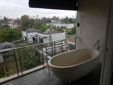 Bathtub In Balcony, Bathtub Balcony, Bath Tub For Two, Attic Flat, Condo Style, Eco Friendly Architecture, Balcony Bathroom, Bathtub Ideas, Airbnb Ideas