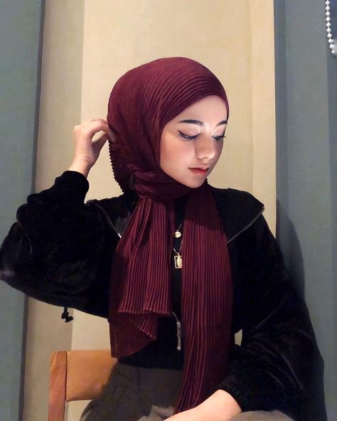 Maroon Hijab Outfit, Maroon Hijab, Maroon Outfit, Street Hijab Fashion, Muslim Fashion Hijab Outfits, Hijabi Fashion Casual, Casual Hijab Outfit, Muslim Fashion Hijab, Hijabi Outfits Casual