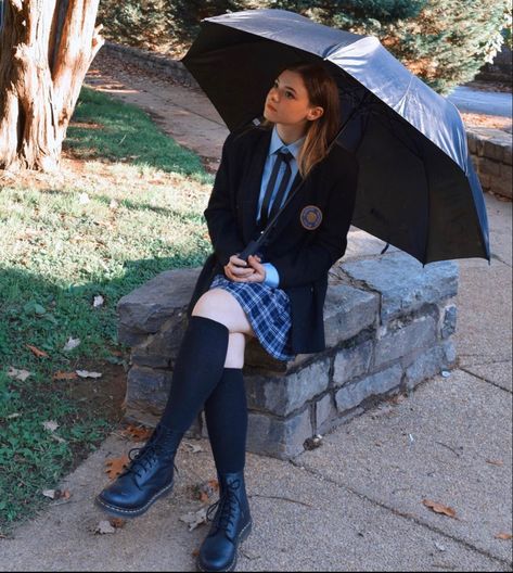 Princess Diaries Uniform, Iconic Movie Character Outfits, Mia Thermopolis Halloween Costume, Halloween Costumes 90s Movie Characters, Halloween Costumes Iconic Characters, Lily Princess Diaries, Mia Princess Diaries Costume, Movie Character Outfit Ideas, The Princess Diaries Costume