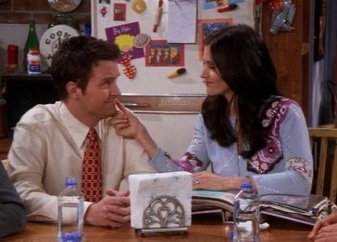 Mondler Friends, Chandler Friends, Monica And Chandler, Friends Moments, Monica Geller, Friends Series, Couples Photo, Chandler Bing, Matthew Perry