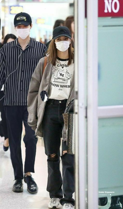 Lisa Street Style, Boyish Outfits, High School Fashion, Teenage Outfits, Mashup Music, Airport Fashion, Korean Fashion Trends, Lalisa Manobal, Teenager Outfits