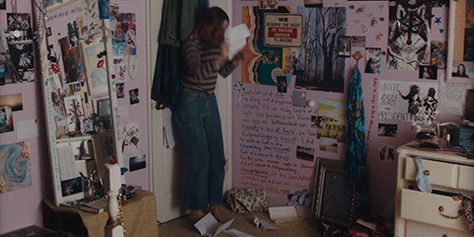 Here's How 'Lady Bird' Created an Iconic Teenage Bedroom From Scratch Blue Teen Girl Bedroom, Estilo Indie, Teen Girl Bedroom, Sanctuary Bedroom, Teenage Bedroom, Bedroom Goals, Lady Bird, Coming Of Age