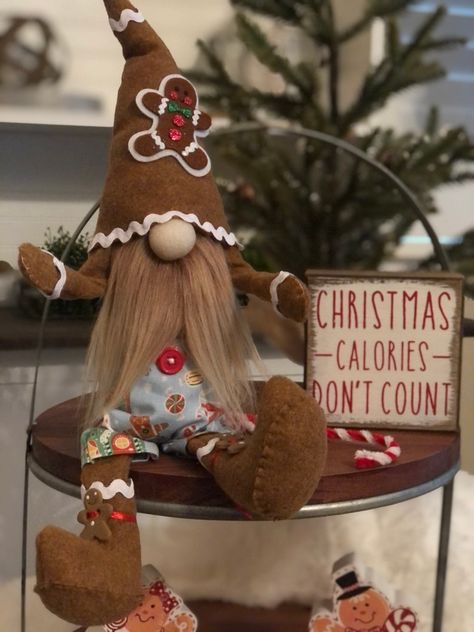 Chrismas Tree Gnome, Gingerbread Gnome, Gnome Designs, Imprimibles Halloween, Gingerbread Decor, Nordic Gnomes, Homemade Art, Sock Crafts, Gnomes Diy