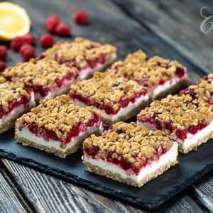 Yogurt Bars Recipe, Yogurt Mousse Cake, Raspberry Crumble Bars, Yogurt Bars, Raspberry Crumble, Raspberry Bars, Yogurt Dessert, Raspberry Yogurt, Yogurt Bar