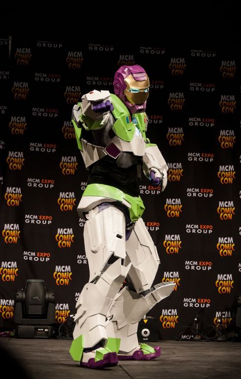 Iron Man/buzz Lightyear cosplay crossover Crossover Cosplay, Disney Crossover, Epic Cosplay, Creative Costumes, Amazing Cosplay, To Infinity And Beyond, Best Cosplay, Cool Costumes, Toy Story