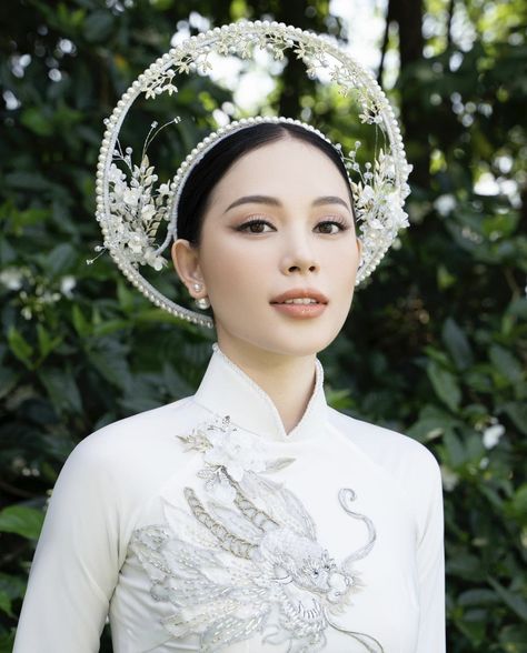 Vietnamese Wedding Headpiece, Viet Wedding Dress, White Ao Dai Wedding Dress, Ao Dai Hairstyles, Ao Dai Headpiece, Vietnamese Headpiece, Vietnamese Ao Dai Wedding, Khan Dong, Viet Wedding