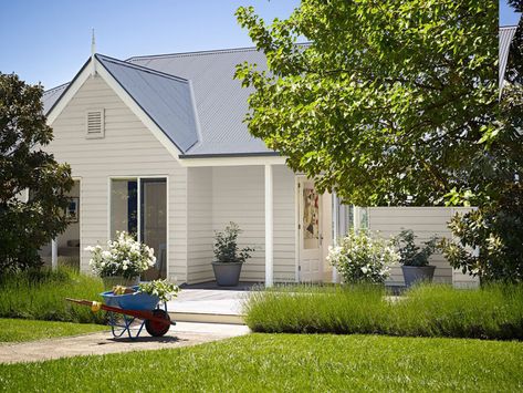 Neutral Californian Bungalow White Fascia Gable and Dark Grey Roof and Trees with Grass - Inspirations Paint Surfmist Exterior, Aspen Snow, Weatherboard Exterior, Outdoor Hallway, Colorbond Roof, Californian Bungalow, Weatherboard House, Exterior House Color, Bungalow Homes