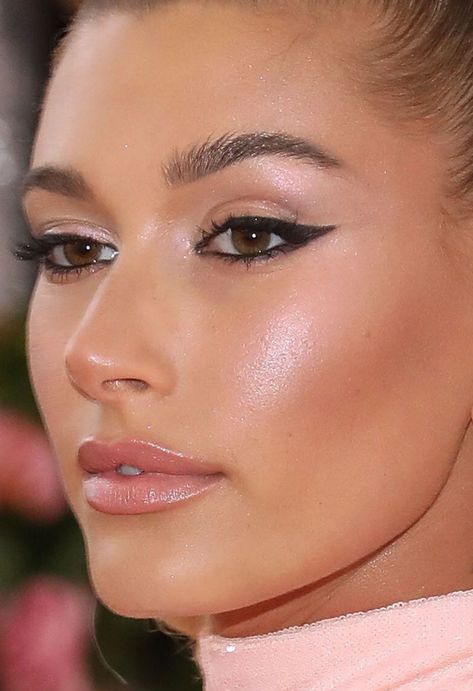 Hailey Makeup, Kendall Makeup, Hailey Queen, Pale Pink Lipstick, Red Carpet Makeup, Faux Freckles, Celebrity Makeup Looks, Beauty Make-up, Makijaż Smokey Eye