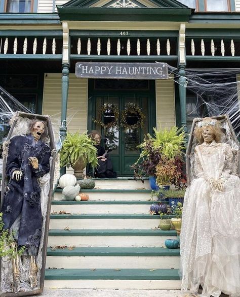 Victorian Halloween Decorations, Victorian Halloween, What Is Halloween, Halloween Front Porch Decor, Spooky Stuff, Creepy Halloween Decorations, Scary Decorations, Halloween Front Porch, Halloween Yard Decorations