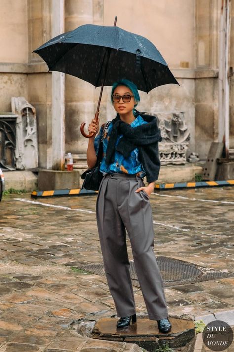 Paris FW 2020 Street Style: Margaret Zhang Rainy Outfit, Winter Moodboard, Margaret Zhang, Fashion Show Backstage, 2020 Street Style, Reportage Photography, Outfit Formulas, Fashion Week Street Style, Street Chic